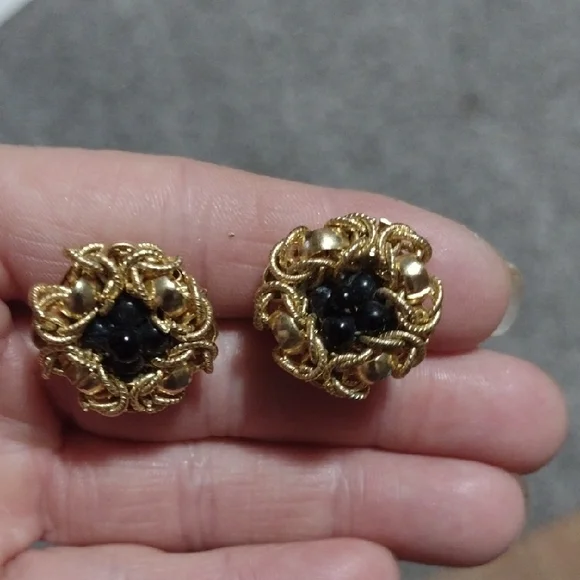 VINTAGE JAPAN MARKED FILIGREE GOLD-TONE BLACK BEADED BUTTON CLIP-ON 1" EARRINGS - Picture 4 of 10